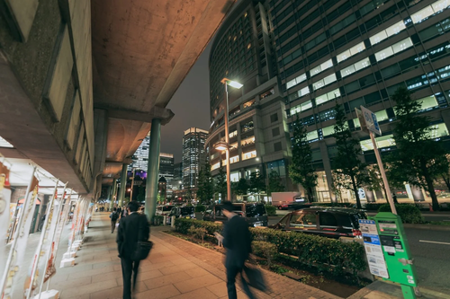 夜間透析に向かう人のイメージ